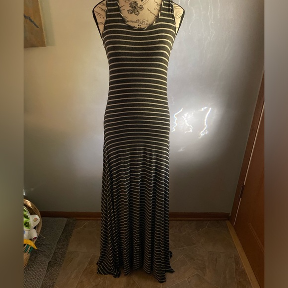 Elan woman’s maxi dress size small grey with light grey stripes - Picture 2 of 5
